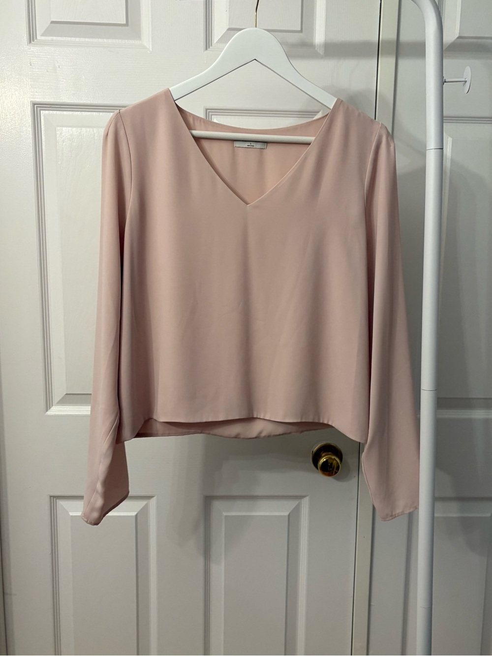 Aritzia Soft Pink Light V-Neck Long Sleeve Blouse Size Large